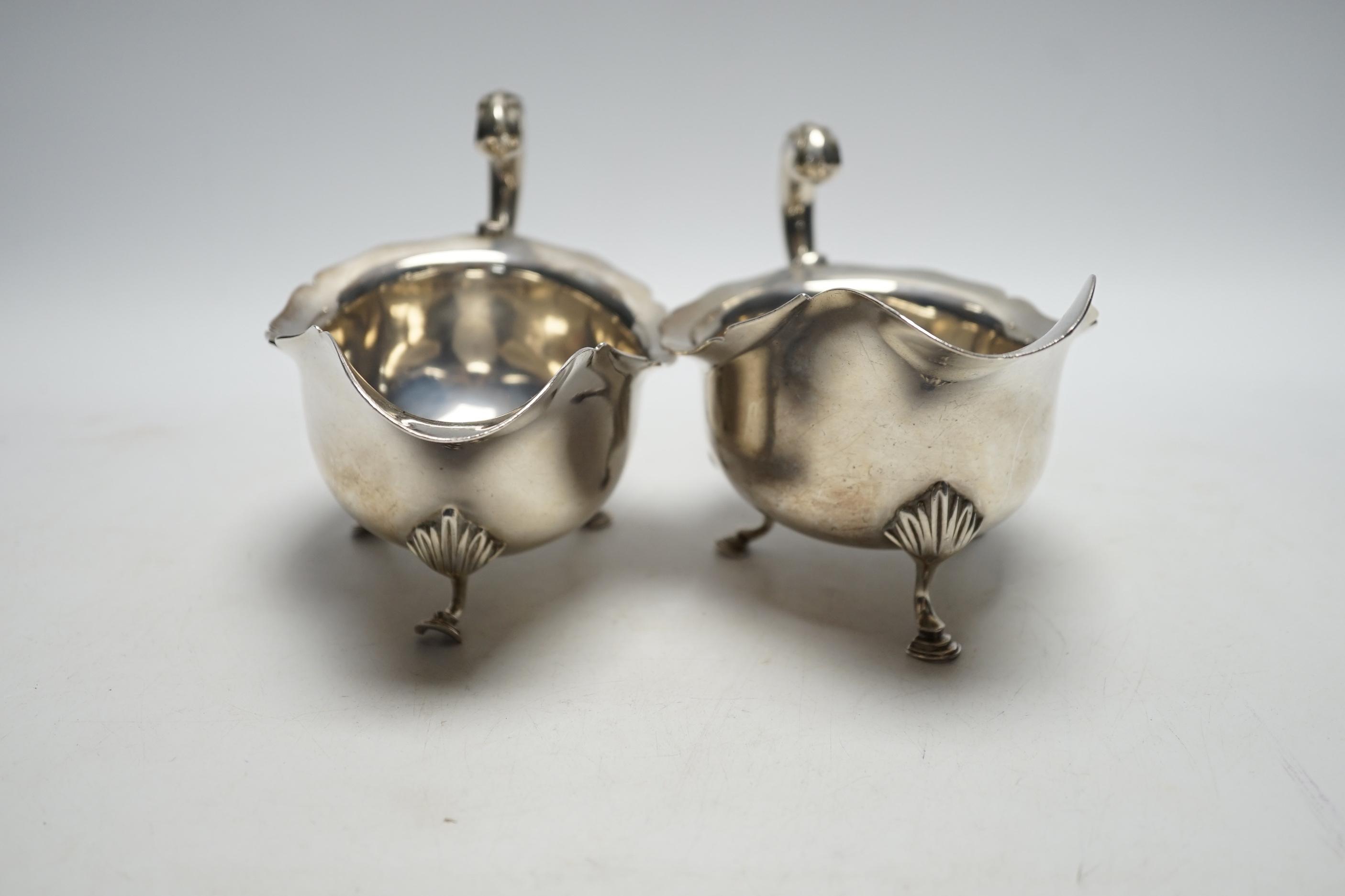 A pair of Edwardian silver sauceboats, Stewart Dawson & Co Ltd, London, 1909, length 18.1cm, 18.8oz.